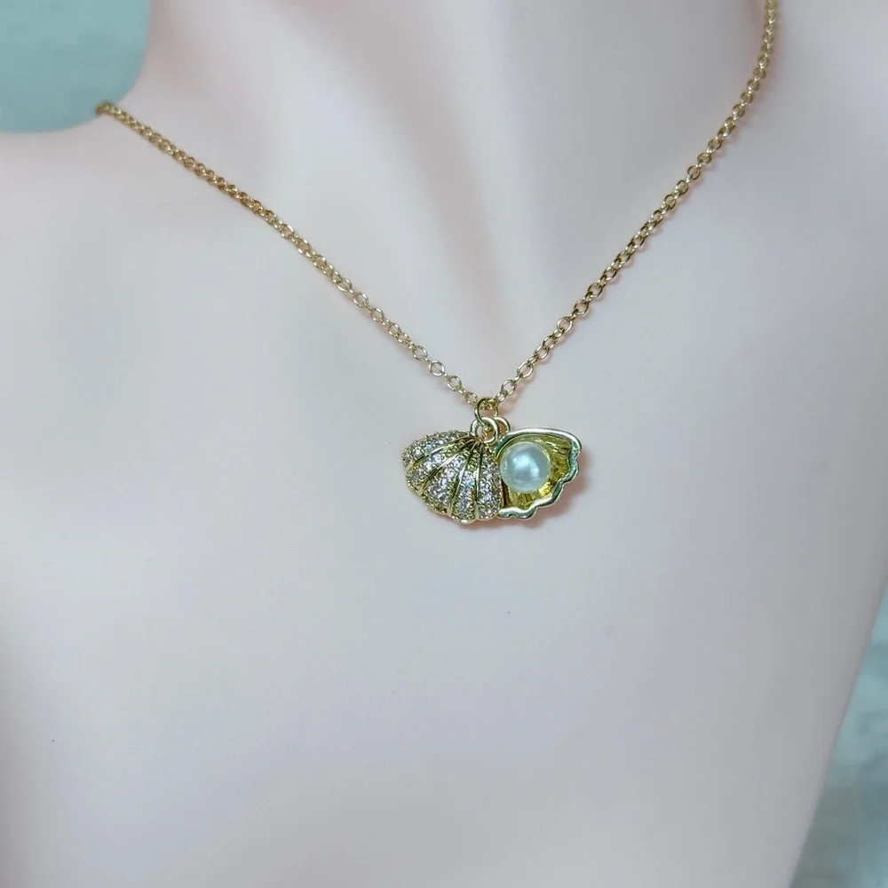 Elegant Gold Shell Pendant Necklace - Picture 3 of 10